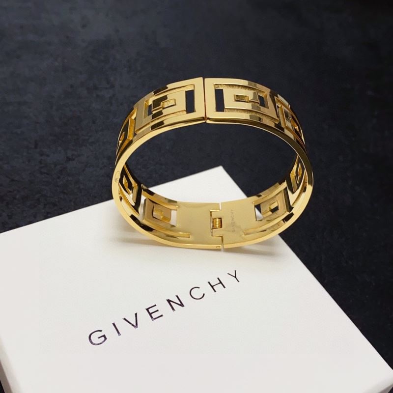 GIVENCHY
